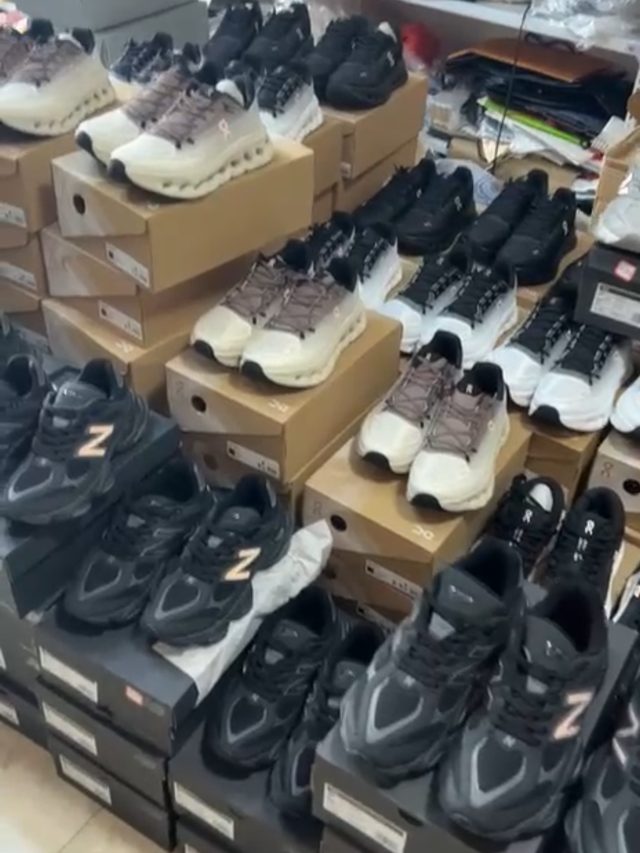 Almacén real con zapatillas New Balance, HOKA y On Cloud listas para envío, agosto 2026